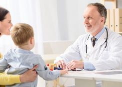 Trẻ bị hẹp bao quy đầu nặng cần làm gì?