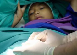 Bé 6 tuổi bị hẹp bao quy đầu nên làm gì?